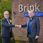 Bertus Veurink en Gerbert-Jan Hendriksen voor het pand van Brink Accountants
